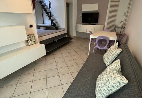 Bell'aria Apartment: Propiedad, Edificio, Comodidad, Encendiendo, Madera, Diseño De Interiores, Arquitectura, Lámpara, Piso, Suelo