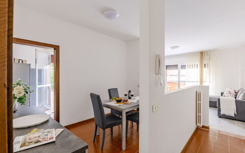 Fano Suite Apartment: Mueble, Mesa, Planta, Silla, Edificio, Madera, Diseño De Interiores, Naranja, Planta De Casa, Ventana