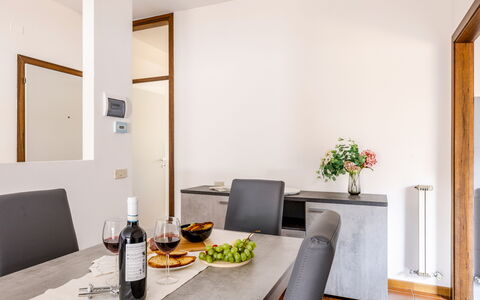 Fano Suite Apartment: Mesa, Mueble, Vajilla, Botella, Comodidad, Naranja, Maceta, Planta De Casa, Madera, Edificio