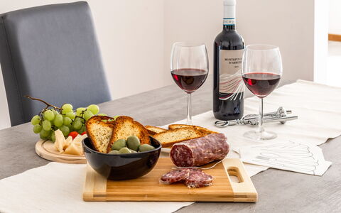Fano Suite Apartment: Comida, Vajilla, Stemware, Mesa, Vino, Copa De Vino, Plato, Botella, Drinkware