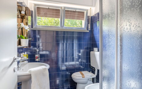Fano Suite Apartment: Arreglo De Tubería, Propiedad, Púrpura, Grifo, Lavabo, Baño, Diseño De Interiores, Baño, Ventana, Asiento Del Baño