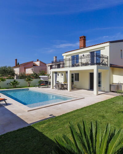 Kalina: Cielo, Planta, Propiedad, Edificio, Ventana, Nube, Azur, El Terreno Del Lote, Piscina, Hierba