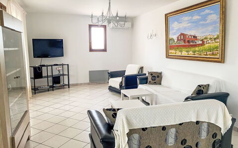 Villa Rose: Marco, Mesa, Propiedad, Mueble, Sofá, Diseño De Interiores, Silla, Encendiendo, Sala, Madera