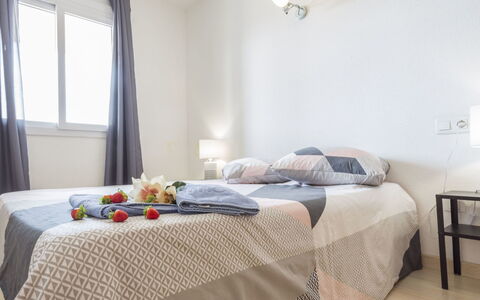 Roses 810: Mueble, Propiedad, Comodidad, Ventana, Marco De La Cama, Textil, Diseño De Interiores, Sombra, Madera, Suelo