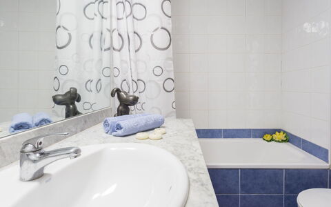 Roses 810: Grifo, Arreglo De Tubería, Lavabo Del Baño, Propiedad, Lavabo, Baño, Negro, Púrpura, Espejo, Bañera