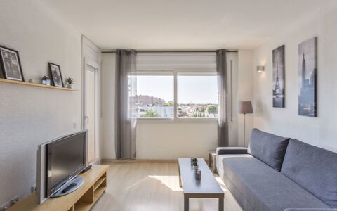 Roses 810: Mueble, Sofá, Marco, Edificio, Madera, Mesa, Comodidad, Ventana, Diseño De Interiores, Suelo