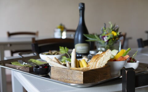 B&b Vigne Di Fagnano Without Kitchen: Comida, Vajilla, Vajilla, Ingrediente, Plato, Mesa, Botella, Cocina, Plato