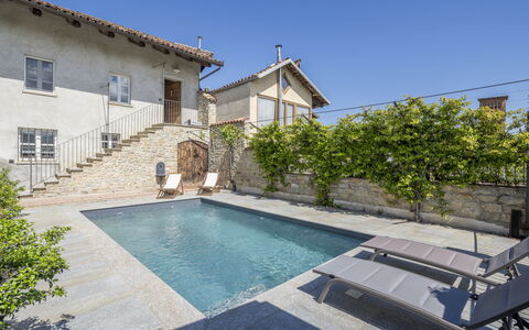 Arpusè, Relax nelle Langhe - Barolo, with Pool: Barrio Residencial, Piscina, Material Compuesto, Losa, Inmuebles, Villa, Fuente De Agua, Mueble Para Exteriores, Loseta, Sunlounger