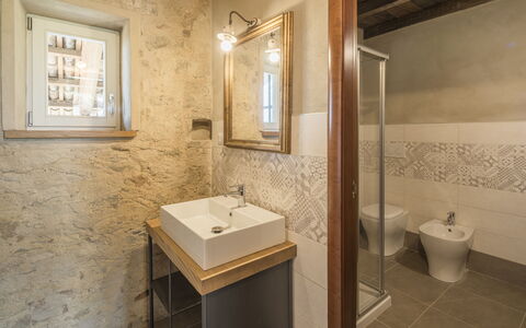Arpusè, Relax nelle Langhe - Barolo, with Pool: Pared, Piso, Suelo, Arreglo De Tubería, Baño, Diseño De Interiores, Encendiendo, Marrón, Techo, Lavabo Del Baño