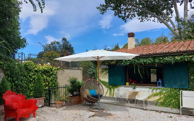 Green Suite On The Roof - Roma With No Kitchen: Cielo, Planta, Nube, Propiedad, Mueble, Edificio, Mesa, Azur, Sombra, Árbol