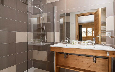 Acajuma: Espejo, Grifo, Lavabo, Propiedad, Arreglo De Tubería, Baño, Diseño De Interiores, Madera, Arquitectura