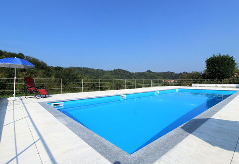 La Casa Dei Nonni, House With Private Pool, Torino: Agua, Cielo, Edificio, Propiedad, Piscina, Azur, Rectángulo, Árbol, Casa, Mueble Para Exteriores