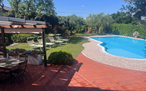 Villapronti: Planta, Agua, Cielo, Sombra, Mueble Para Exteriores, Árbol, Piscina, Maceta, Mesa, Paisaje