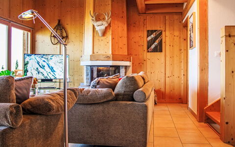 Chalet Aurore: Mesa, Propiedad, Edificio, Mueble, Agua, Planta, Cielo, Silla, Nube, Balneario
