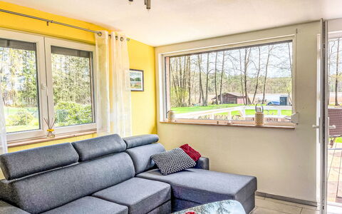 Am Pälitzsee: Diseño De Interiores, Mueble, Piso, Sofá, Habitación, Suelo, Techo, Departamento, Casa, Sala
