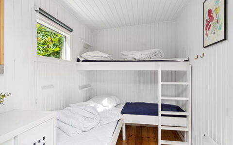 Bedine - 1.3Km from the Sea: Madera, Suelo, Piso, Diseño De Interiores, Habitación, Cama, Litera, Techo, Habitación, Lecho