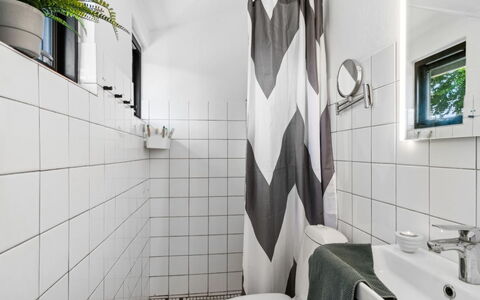 Bedine - 1.3Km from the Sea: Piso, Diseño De Interiores, Baño, Suelo, Arreglo De Tubería, Loseta, Baño, Plomería, Cortina De La Ducha
