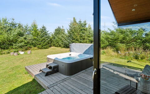 Kristiarn - 1.1Km from the Sea: Mueble, Diseño De Interiores, Piso, Suelo, Techo, Habitación, Silla, Mesa, Departamento, Cocina Y Comedor Mesa