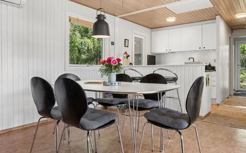 Franja - 120M from the Sea: Mueble, Madera, Diseño De Interiores, Cocina Y Comedor Mesa, Piso, Techo, Mesa, Suelo, Comedor, Casa