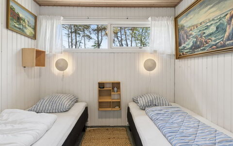 Franja - 120M from the Sea: Madera, Piso, Suelo, Diseño De Interiores, Habitación, Techo, Cama, Habitación, Manchas De Madera, Madera Dura