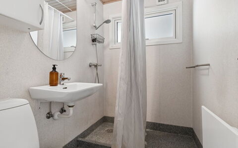 Franja - 120M from the Sea: Arreglo De Tubería, Pared, Piso, Suelo, Diseño De Interiores, Baño, Techo, Baño, Lavabo, Asiento Del Baño