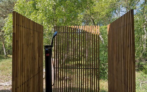 Franja - 120M from the Sea: Madera, Techo, Arquitectura, Casa, Casa, Cabaña, Vía Muerta, Madera Dura, Pendiente, Inmuebles