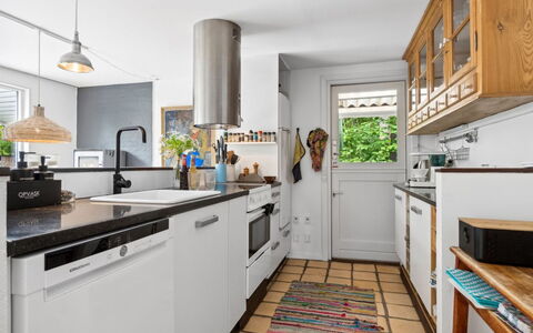 Ivar - 150M from the Sea: Cocina, Aparato De Cocina, Mostrador, Electrodoméstico, Piso, Gabinetes, Diseño De Interiores, Electrodoméstico, Madera, Mueble