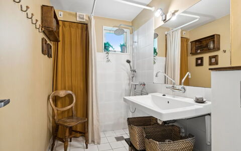 Ivar - 150M from the Sea: Arreglo De Tubería, Baño, Diseño De Interiores, Piso, Lavabo Del Baño, Lavabo, Suelo, Grifo, Plomería, Espejo