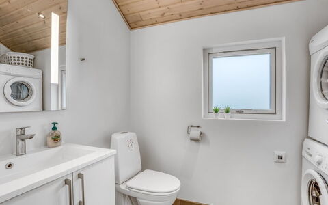 Imke - 1Km from the Sea: Piso, Pared, Suelo, Arreglo De Tubería, Diseño De Interiores, Madera, Techo, Baño, Lavabo, Grifo