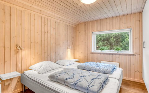 Imke - 1Km from the Sea: Madera, Habitación, Cama, Lecho, Casa, Sábana, Techo, Marco De La Cama, Madera Dura, Manchas De Madera
