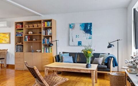 Huno - 2Km from the Sea: Mueble, Diseño De Interiores, Piso, Suelo, Sofá, Pared, Sala, Suelos De Madera, Habitación, Madera