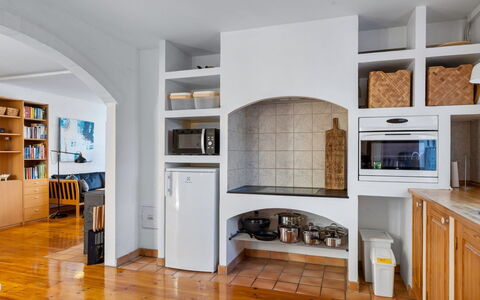 Huno - 2Km from the Sea: Diseño De Interiores, Piso, Pared, Mueble, Madera, Techo, Suelo, Cocina, Encendiendo, Habitación