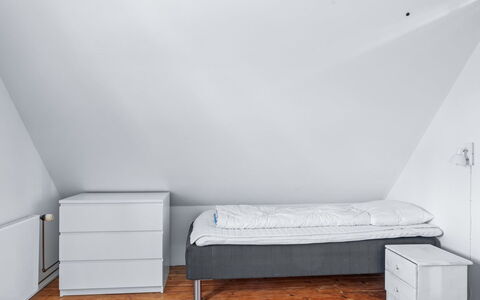 Huno - 2Km from the Sea: Piso, Suelo, Madera, Diseño De Interiores, Mueble, Habitación, Techo, Habitación, Suelos De Madera, Cama