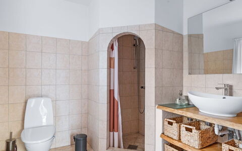Huno - 2Km from the Sea: Piso, Suelo, Arreglo De Tubería, Baño, Diseño De Interiores, Baño, Asiento Del Baño, Plomería, Loseta, Habitación