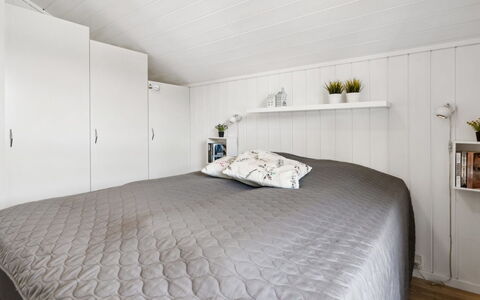 Enida - 350M to the Fjord: Habitación, Madera, Techo, Diseño De Interiores, Cama, Piso, Lecho, Sábana, Suelo, Linos