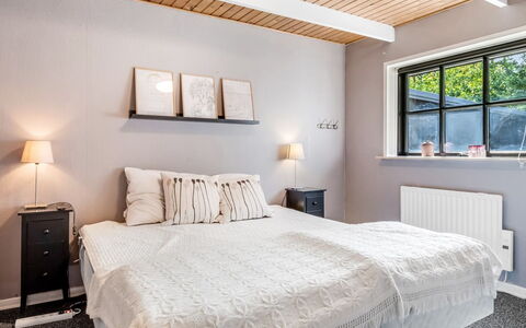 Berner - 30Km from the Sea: Cama, Lecho, Habitación, Diseño De Interiores, Mueble, Sábana, Pared, Techo, Madera, Linos