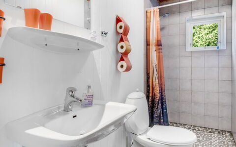 Berner - 30Km from the Sea: Arreglo De Tubería, Diseño De Interiores, Baño, Piso, Asiento Del Baño, Baño, Lavabo, Suelo, Lavabo Del Baño, Plomería