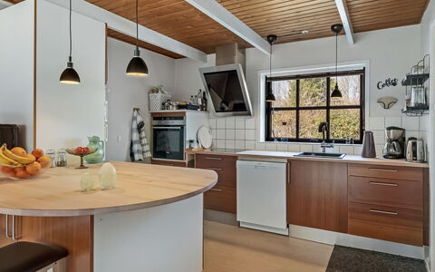 Berner - 30Km from the Sea: Mueble, Mostrador, Cocina, Diseño De Interiores, Piso, Gabinetes, Lámpara, Aparato De Cocina, Madera, Techo