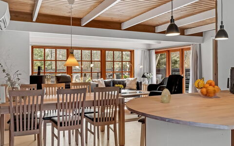 Berner - 30Km from the Sea: Mueble, Diseño De Interiores, Piso, Silla, Suelo, Madera, Mesa, Techo, Lámpara, Comedor