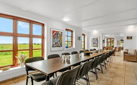 Darleen - 850M to the Fjord: Mueble, Diseño De Interiores, Piso, Suelo, Techo, Habitación, Silla, Mesa, Departamento, Cocina Y Comedor Mesa