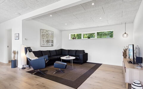 Gertraude - 800M from the Sea: Diseño De Interiores, Piso, Mueble, Suelo, Pared, Sofá, Techo, Sala, Madera, Habitación