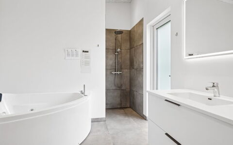 Gertraude - 800M from the Sea: Piso, Pared, Arreglo De Tubería, Baño, Suelo, Diseño De Interiores, Techo, Plomería, Grifo, Bañera