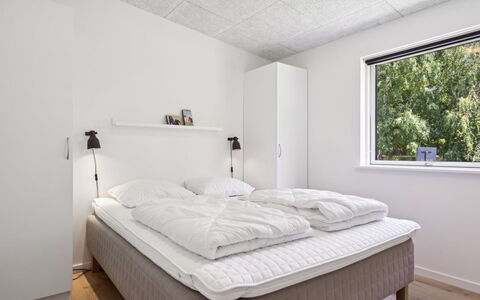Gertraude - 800M from the Sea: Techo, Diseño De Interiores, Habitación, Suelo, Habitación, Piso, Cama, Marco De La Cama, Departamento, Lecho