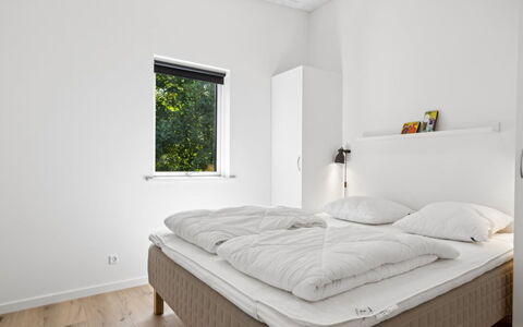 Gertraude - 800M from the Sea: Cama, Habitación, Pared, Diseño De Interiores, Lecho, Sábana, Techo, Madera, Suelo, Piso
