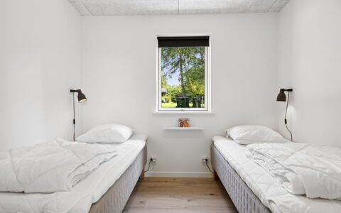Gertraude - 800M from the Sea: Pared, Habitación, Madera, Cama, Techo, Lecho, Suelo, Piso, Sábana, Diseño De Interiores
