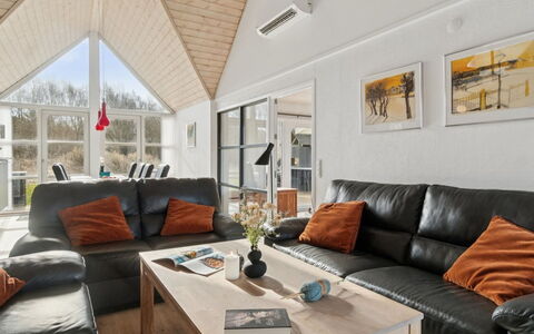 Soeren - 300M from the Sea: Sofá, Diseño De Interiores, Mueble, Sala, Techo, Casa, Habitación, Silla, Madera Dura