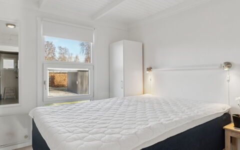 Soeren - 300M from the Sea: Habitación, Lecho, Cama, Sábana, Diseño De Interiores, Suelo, Linos, Piso, Techo, Marco De La Cama
