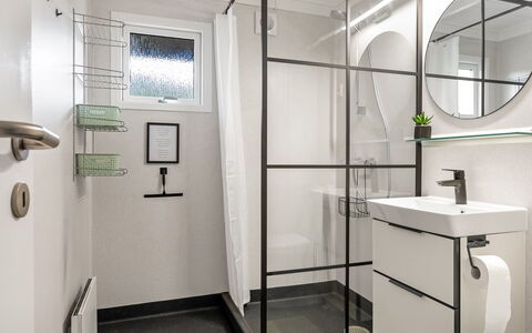 Soeren - 300M from the Sea: Diseño De Interiores, Piso, Baño, Arreglo De Tubería, Suelo, Plomería, Baño, Techo, Loseta, Puerta De La Ducha
