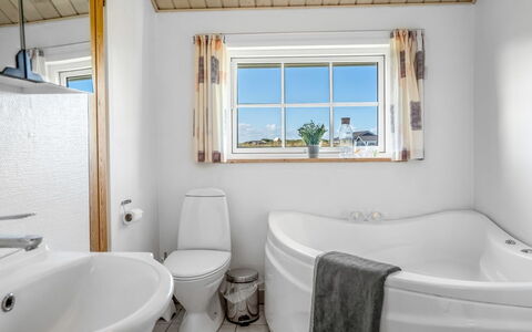 Winona - 600M from the Sea: Arreglo De Tubería, Techo, Suelo, Plomería, Baño, Cabaña, Grifo, Bañera, Ventana De Guillotina, Lavabo