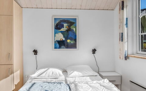 Winona - 600M from the Sea: Pared, Habitación, Diseño De Interiores, Madera, Cama, Techo, Sábana, Suelo, Mueble, Habitación